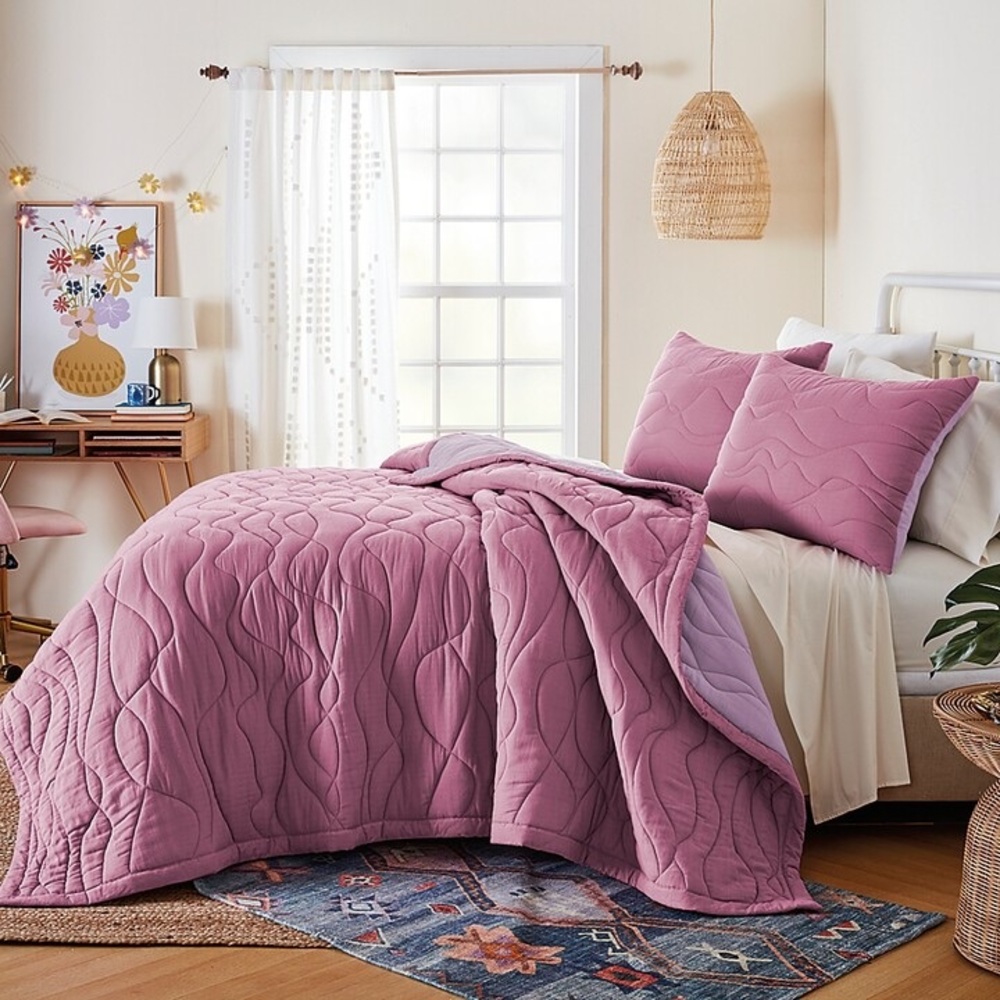 Twin/Twin XL reversible wave quilt in mauve